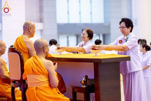 ภาพ No.264407:วันอาทิตย์ที่ 2 พฤศจิกายน พ.ศ. 2568 พิธีบูชาข้าวพระ ณ สภาธรรมกายสากล วัดพระธรรมกาย