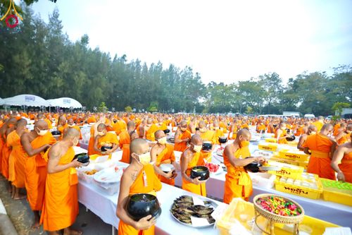 ภาพ No.111962:พิธีถวายภัตตาหารเป็นสังฆทาน แด่คณะพระธรรมยาตราฯ ในโครงการธรรมยาตรา กตัญญูบูชา มหาปูชนียาจารย์ พระมงคลเทพมุนี(สด จนฺทสโร) พระผู้ปราบมาร อนุสรณ์สถาน 7 แห่ง ปีที่ 12 วันที่ 14 มกราคม พ.ศ. 2567 ณ อนุสรณ์สถานมหาวิหารพระมงคลเทพมุนี  (โลตัสแลนด์) อ.สองพี่น้อง จ