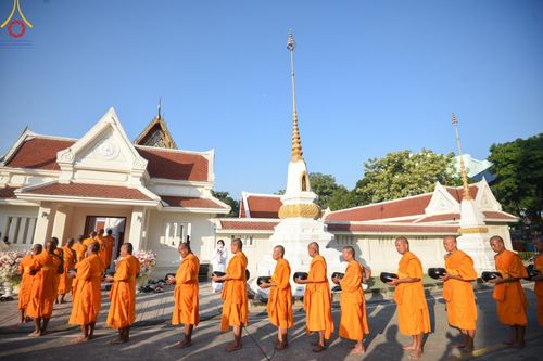 ภาพ No.197879:พิธีตักบาตรพระธรรมยาตรา ณ อนุสรณ์สถานลำดับที่ 4 สถานที่เกิดด้วยกายธรรม วัดโบสถ์(บน) ต.บางคูเวียง จ.นนทบุรี ในโครงการธรรมยาตรา กตัญญูบูชา มหาปูชนียาจารย์ พระมงคลเทพมุนี(สด จนฺทสโร) พระผู้ปราบมาร อนุสรณ์สถาน 7 แห่ง ปีที่ 13 วันที่ 19 มกราคม พ.ศ. 2568