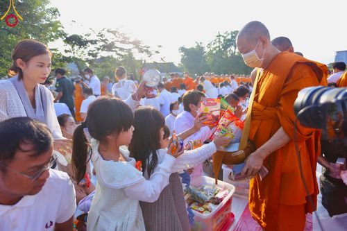 ภาพ No.101932:ตักบาตรพระ 10,000 รูป เติมบุญให้แผ่นดิน เนื่องในโอกาส 192 ปี จังหวัดกาญจนบุรี หนึ่งในโครงการตักบาตรพระ 2,000,000 รูป  77 จังหวัดทุกวัดทั่วไทย วันจันทร์ที่ 11 ธันวาคม พ.ศ. 2566 บริเวณถนนสองแคว (SKY WALK) เมืองกาญจนบุรี