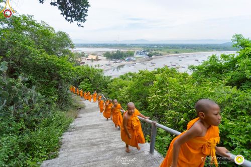 ภาพ No.222325:วันที่ 26-27 เมษายน พ.ศ. 2568 ศูนย์ปฏิบัติธรรมสวนผึ้ง ร่วมกับ ธุดงค์คสถานประจวบคีรีขันธ์ และวัดอ่าวน้อย  จัดกิจกรรมเดินธรรมยาตรา ตักบาตรข้าวสารอาหารแห้ง และจุดประทีปถวายเป็นพุทธบูชา ณ วัดอ่าวน้อย จ.ประจวบคีรีขันธ์