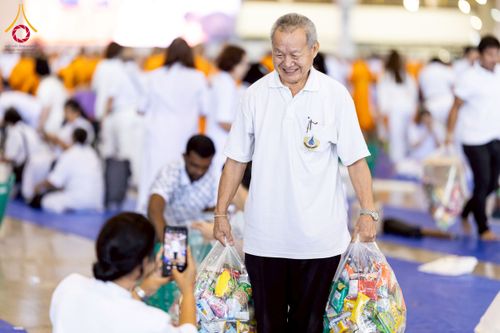 ภาพ No.223454:วันวิสาขบูชา วันอาทิตย์ที่ 11 พฤษภาคม พ.ศ. 2568 พิธีตักบาตร และปฎิบัติธรรม ณ สภาธรรมกายสากล วัดพระธรรมกาย