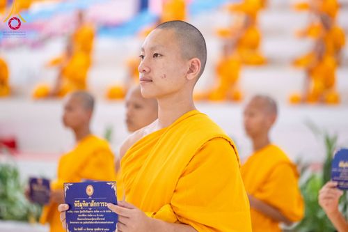 ภาพ No.237553:วันอาทิตย์ที่ 10 สิงหาคม พ.ศ.2568 พิธีมอบใบประกาศเกียรติคุณ โครงการสอบบาลี "ฉลองแชมป์" บูชาธรรม 80 ปี หลวงพ่อธัมมชโย ประจำปี 2568 และ พิธีมอบดวงแก้วสามเณรทรงบาลีไวยากรณ์ ณ สภาธรรมกายสากล วัดพระธรรมกาย ปทุมธานี