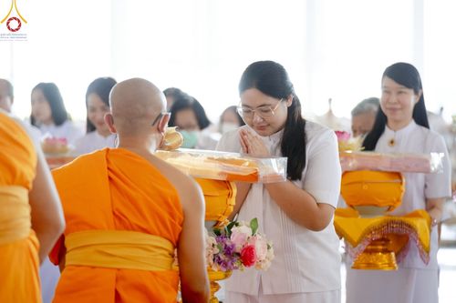 ภาพ No.131703:พิธีร่วมบุญบรรพชาสามเณร 5,000 รูป ณ บ้านแก้วเรือนทองคุณยาย สภาธรรมกายสากล วัดพระธรรมกาย วันเสาร์ที่ 23 มีนาคม พ.ศ. 2567