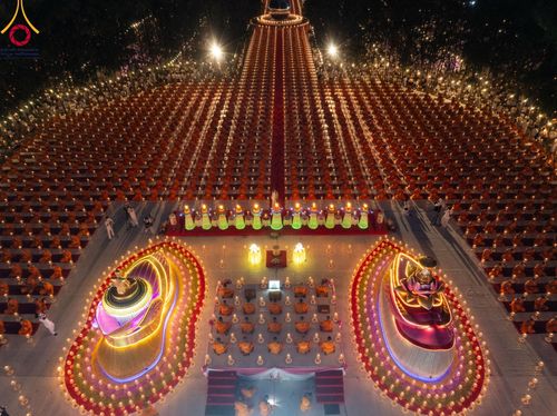 ภาพ No.107230:พิธีจุดประทีปถวายเป็นพุทธบูชา และบูชาธรรมมหาปูชนียาจารย์ ในโครงการธรรมยาตรากตัญญูบูชา มหาปูชนียาจารย์ พระมงคลเทพมุนี(สด จนฺทสโร) พระผู้ปราบมาร  อนุสรณ์สถาน 7 แห่ง ปีที่ 12  วันที่ 6 มกราคม พ.ศ. 2567 ณ อนุสรณ์สถานมหาวิหารพระมงคลเทพมุนี อ.สองพี่น้อง จ.สุพร