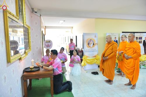 ภาพ No.150914:พิธีเจริญพระพุทธมนต์ และทำบุญตักบาตรแด่คณะสงฆ์ จำนวน 121 รูป เนื่องในโอกาสฉลองครบรอบ 120 ปี อำเภอคลองหลวง จังหวัดปทุมธานี เพื่อถวายเป็นพุทธบูชา ช่วยเหลือผู้ประสบความเดือดร้อนจากอุทกภัย และคณะสงฆ์ 323 วัด 4 จังหวัดชายแดนภาคใต้ วันเสาร์ที่ 31 สิงหาคม พ.ศ. 