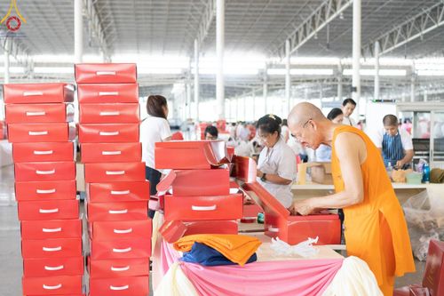 ภาพ No.212138:วันจันทร์ที่ 17 มีนาคม พ.ศ. 2568 บุญบรรจุกล่องไทยธรรม เพื่อถวายแด่พระสังฆาธิการ 40,000 กว่าวัดทั่วไทย ในวันคุ้มครองโลก 22 เมษายน พ.ศ. 2568 ณ บ้านแก้วเรือนทองคุณยายฯ วัดพระธรรมกาย