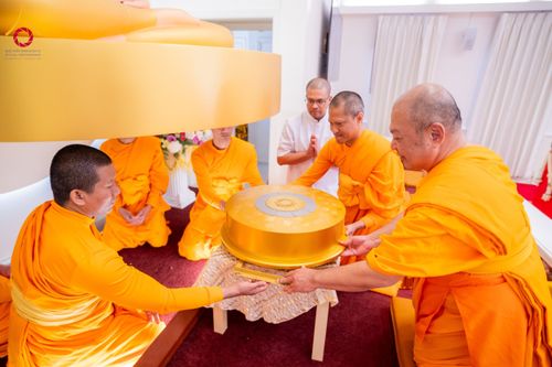 ภาพ No.62491:คณะศิษยานุศิษย์รวมใจสถาปนาและสมโภช ธรรมจักร เพื่ออัญเชิญประดิษฐาน ณ ยอดอุโบสถ 80 ปี หลวงพ่อธัมมชโย วัดพระธรรมกายนิวเจอร์ซี ประเทศสหรัฐอเมริกา  วันอาทิตย์ที่ 7 เมษายน พ.ศ. 2567