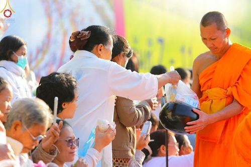 ภาพ No.193070:พิธีตักบาตรพระธรรมยาตรา ณ อนุสรณ์สถานคลองบางนางแท่น อ.สามพราน จ.นครปฐม ในโครงการธรรมยาตรา กตัญญูบูชา มหาปูชนียาจารย์ พระมงคลเทพมุนี(สด จนฺทสโร) พระผู้ปราบมาร อนุสรณ์สถาน 7 แห่ง ปีที่ 13 วันที่ 11 มกราคม พ.ศ.2568