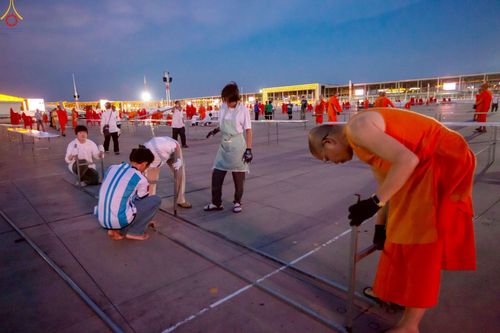 ภาพ No.225169:วันที่ 20 - 27 เมษายน พ.ศ. 2568 "ภาพแห่งความปลื้มที่ไม่มีวันจบ" คณะสงฆ์สามเณร เจ้าหน้าที่ และสาธุชน ร่วมแรงร่วมใจกันเตรียมงานและเก็บงาน เพื่อวันคุ้มครองโลก พิธีถวายมหาสังฆทานคณะสงฆ์ 40,000 กว่าวัดทั่วประเทศ