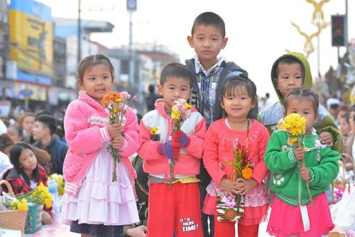 ภาพ No.15862:ประมวลภาพตักบาตรพระ 3 แผ่นดิน พระ 10,000 รูป ปีที่ 2 จ.เชียงราย