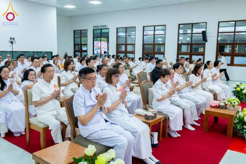 ภาพ No.314464:วันพฤหัสบดีที่ 19 มีนาคม พ.ศ. 2569 พิธีบำเพ็ญกุศล คุณพ่อณรงค์ จินตมากุล โยมบิดา พระครูปลัดรัตนวีรวัฒน์ (รังสฤษดิ์ อิทฺธิจินตโก) ที่ปรึกษาเจ้าคณะจังหวัดปทุมธานี เจ้าอาวาสวัดพระธรรมกาย  ณ ห้องปลูกศรัทธา 2 วัดพระธรรมกาย ปทุมธานี