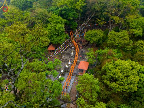 ภาพ No.317140:วันจันทร์ที่ 30 มีนาคม พ.ศ.2569 จาริกบิณฑบาตสยมภูนาทสู่พระราชวังหนุมานโดกา ประเทศเนปาล