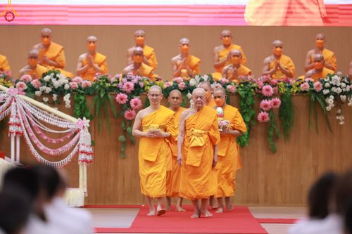 ภาพ No.84766:พิธีบรรจุพระบรมสารีริกธาตุภายในเกตุดอกบัวตูม องค์พระประธาน ณ ห้องแก้วสารพัดนึก 2 วัดพระธรรมกาย ในวันอาสาฬหบูชา อังคารที่ 1 สิงหาคม พ.ศ.2566