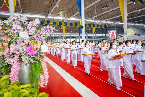 ภาพ No.86335:วันธรรมชัย ปีที่ 55 พิธีทอดผ้าป่ากฐินสมทบครั้งที่1, พิธีเจริญพุทธมนต์ ลูกนิมิตมหาสมบัติฯ พิธีจุดประทีป,พิธีฉลองชัยสวดมนต์บทธัมมจักกัปปวัตนสูตร วันอาทิตย์ที่ 27 สิงหาคม พ.ศ.2566 ณ สภาธรรมกายสากล / มหารัตนวิหารคด วัดพระธรรมกาย