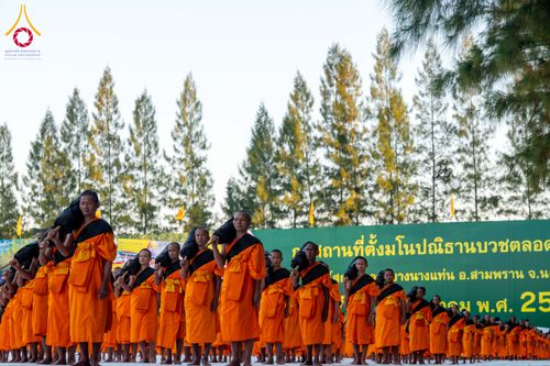 ภาพ No.290672:วันที่ 8 มกราคม พ.ศ. 2569 พระธรรมยาตราปฏิบัติธรรม และถ่ายภาพหมู่ประวัติศาสตร์ ในโครงการธรรมยาตรา กตัญญูบูชามหาปูชนียาจารย์ พระมงคลเทพมุนี(สด จนฺทสโร) พระผู้ปราบมาร อนุสรณ์สถาน 7 แห่ง ปีที่ 14 ณ อนุสรณ์สถานคลองบางนางแท่น อ.สามพราน จ.นครปฐม