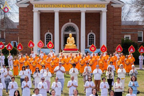 ภาพ No.319054:วันที่ 29 มีนาคม พ.ศ.2569 พิธีอัญเชิญรูปหล่อพระมงคลเทพมุนี (สด จนฺทสโร) ประดิษฐาน ณ ห้องปฏิบัติธรรม “มงคลรัตนโชติ”  วัดพระธรรมกายชิคาโก ประเทศสหรัฐอเมริกา