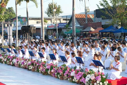 ภาพ No.282638:วันเสาร์ที่ 20 ธันวาคม พ.ศ.2568 พิธีตักบาตรพระ 10,000 รูป (ชุด 2) เนื่องในโอกาส 194 ปี จังหวัดกาญจนบุรี และอุทิศส่วนกุศลให้แด่บรรพชนทั้งหลาย บริเวณถนนสองแคว (Skywalk) เมืองกาญจนบุรี