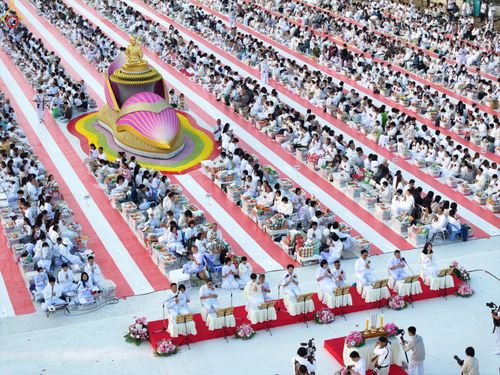 ภาพ No.292359:วันที่ 11 มกราคม พ.ศ. 2569 พิธีตักบาตรพระธรรมยาตรา ณ อนุสรณ์สถานคลองบางนางแท่น อ.สามพราน จ.นครปฐม ในโครงการธรรมยาตรา กตัญญูบูชา มหาปูชนียาจารย์ พระมงคลเทพมุนี(สด จนฺทสโร) พระผู้ปราบมาร อนุสรณ์สถาน 7 แห่ง ปีที่ 14