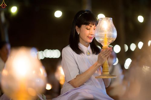 ภาพ No.290252:วันที่ 6 มกราคม พ.ศ. 2569 พิธีจุดประทีปถวายเป็นพุทธบูชา และบูชาธรรมมหาปูชนียาจารย์ (ภาพชุดที่ 2) ณ อนุสรณ์สถานมหาวิหารพระมงคลเทพมุนี (โลตัสแลนด์) อ.สองพี่น้อง จ.สุพรรณบุรี ในโครงการธรรมยาตรา กตัญญูบูชา มหาปูชนียาจารย์ พระมงคลเทพมุนี(สด จนฺทสโร) พระผู้ปรา