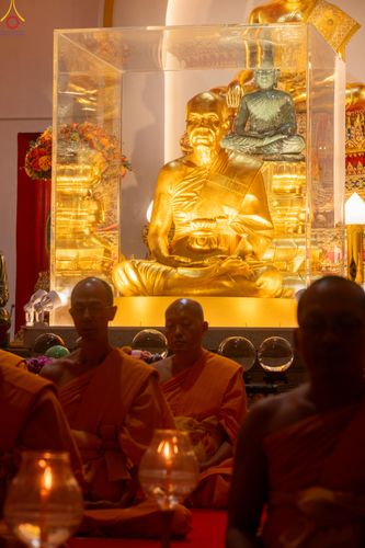 ภาพ No.294096:วันที่ 13 มกราคม พ.ศ. 2569 พิธีจุดประทีปถวายเป็นพุทธบูชา และบูชาธรรมมหาปูชนียาจารย์  (ภาพชุดที่ 2) ณ วัดสองพี่น้อง ต.ต้นตาล อ.สองพี่น้อง จ.สุพรรณบุรี ในโครงการธรรมยาตรา กตัญญูบูชา มหาปูชนียาจารย์ พระมงคลเทพมุนี(สด จนฺทสโร) พระผู้ปราบมาร อนุสรณ์สถาน 7 แห่
