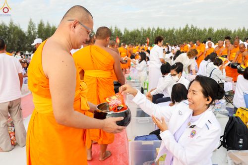 ภาพ No.302768:วันที่ 24 มกราคม พ.ศ. 2569 พิธีตักบาตรพระธรรมยาตรา(ภาพชุดที่ 2) ณ อนุสรณ์สถานลำดับที่ 5 สถานที่เผยแผ่วิชชาธรรมกายครั้งแรก อนุสรณ์สถานบางปลา วัดบางปลา อำเภอบางเลน จังหวัดนครปฐม ในโครงการธรรมยาตรา กตัญญูบูชา มหาปูชนียาจารย์ พระมงคลเทพมุนี(สด จนฺทสโร) พระผู