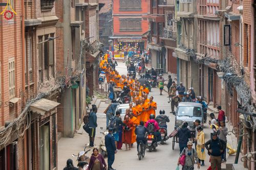 ภาพ No.317274:วันอังคารที่ 31 มีนาคม พ.ศ.2569 จาริกบิณฑบาตแห่งศรัทธา จากวัดอเชศวรสู่สี่แยกปาตันและวัดศรี ประเทศเนปาล