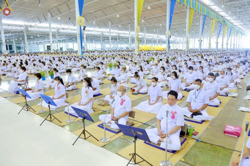 ภาพ No.81543:พิธีตักบาตร ข้าวสารอาหารแห้ง และพิธีบูชาข้าวพระ ณ สภาธรรมกายสากล วัดพระธรรมกาย วันเสาร์ที่ 3 มิถุนายน 2566