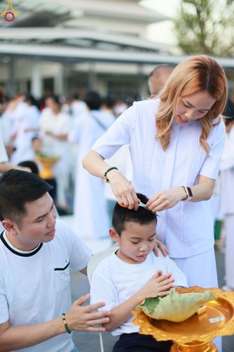 ภาพ No.78487:พิธีตัดปอยผม โครงการหน่อแก้วเปรียญธรรมรุ่นที่ 11  วันที่ 26 มีนาคม พ.ศ.2566  ณ หมู่กุฏิสามเณร อาคารค่ายจองแชมป์ วัดพระธรรมกาย