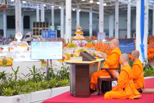 ภาพ No.83010:พิธีตักบาตร ณ บ้านแก้วเรือนทองคุณยายอาจารย์ฯ พิธีบูชาข้าวพระ ณ สภาธรรมกายสากล วัดพระธรรมกาย ในวันอาทิตย์ต้นเดือนที่ 2 ก.ค. พ.ศ.2566