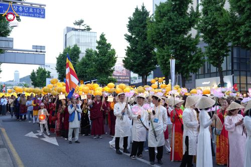 ภาพ No.328947:วันเสาร์ที่ 16 พฤษภาคม พ.ศ.2569 งานเทศกาลโคมวิสาขบูชานานาชาติ หรือ ยอนดึงฮเว  연등회 (Lotus Lantern Festival) ประจำปี 2569 ประเทศเกาหลีใต้