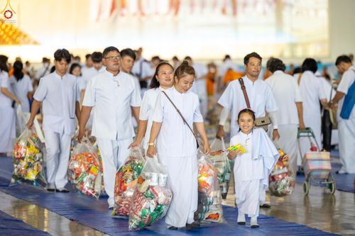 ภาพ No.318234:วันอาทิตย์ต้นเดือนที่ 5 เมษายน พ.ศ.2569 พิธีตักบาตร ณ บ้านแก้วเรือนทองคุณยายอาจารย์ฯ วัดพระธรรมกาย