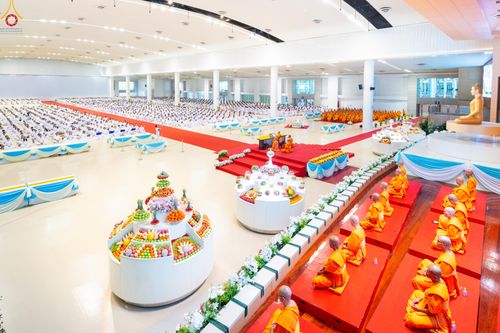 ภาพ No.311415:วันอาทิตย์ต้นเดือนที่ 1 มีนาคม พ.ศ.2569 พิธีตักบาตร และ พิธีบูชาข้าวพระ ณ สภาธรรมกายสากล วัดพระธรรมกาย