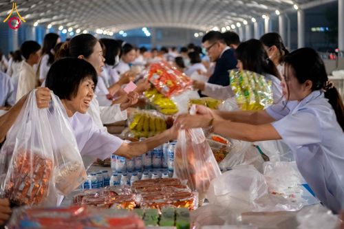 ภาพ No.308412:วันที่ 1 กุมภาพันธ์ พ.ศ. 2569 พิธีตักบาตรข้าวสารอาหารแห้ง ณ บ้านแก้วเรือนทองคุณยาย สภาธรรมกายสากล วัดพระธรรมกาย