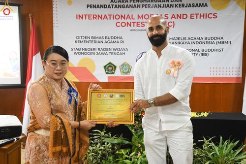 ภาพ No.82208:พิธีมอบรางวัลเกียรติยศและ การลงนามข้อตกลงความร่วมมือ (MOU)  โครงการสอบแข่งขัน  สอบตอบปัญหามงคลชีวิต 38 ประการ  ระหว่างประเทศ ในวันเสาร์ที่ 3 มิ.ย. พ.ศ.2566 ณ ห้องประชุม อวัทธนะ มหาเจดีย์บุโรพุทโธ ประเทศอินโดนีเซีย