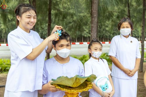 ภาพ No.82561:พิธีตัดปอยผมและปลงผมนาคธรรมทายาท ในโครงการอุปสมบทหมู่ธรรมทายาทพุทธศาสตร์สากล รุ่นที่ 7 (ภาคฤดูฝน) วันอาทิตย์ที่ 11 มิถุนายน พ.ศ. 2566 ณ  วัดพระธรรมกาย