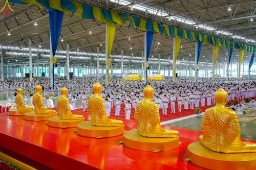 ภาพ No.78992:พิธีวางแผ่นจารึกชื่อ และพิธีวางพวงมาลัยสักการะพระบรมพุทธเจ้า ณ สภาธรรมกายสากล วัดพระธรรมกาย วันที่ 2 เมษายน พ.ศ. 2566