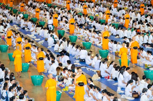 ภาพ No.311325:วันอาทิตย์ต้นเดือนที่ 1 มีนาคม พ.ศ.2569 พิธีตักบาตร และ พิธีบูชาข้าวพระ ณ สภาธรรมกายสากล วัดพระธรรมกาย