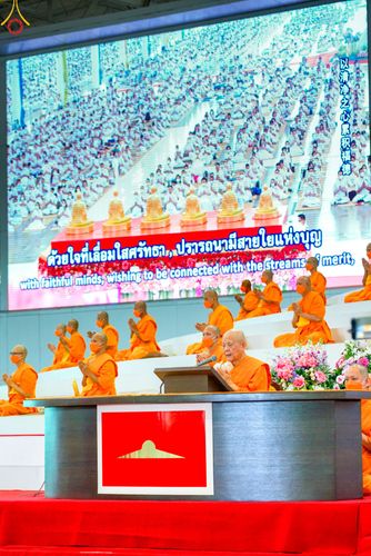 ภาพ No.79026:พิธีวางแผ่นจารึกชื่อ และพิธีวางพวงมาลัยสักการะพระบรมพุทธเจ้า ณ สภาธรรมกายสากล วัดพระธรรมกาย วันที่ 2 เมษายน พ.ศ. 2566
