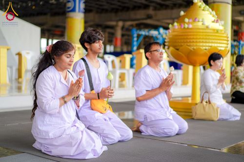 ภาพ No.338553:วันที่ 24 มิถุนายน - 5 กรกฎาคม พ.ศ.2569 ต้อนรับชาวต่างชาติจากประเทศโปแลนด์ มาเลเซีย อินเดีย บังคลาเทศ  และศรีลังกา เยี่ยมชมวัด นั่งสมาธิ และกราบสักการะพระมหาธรรมกายเจดีย์ ณ วัดพระธรรมกาย