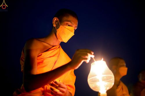 ภาพ No.78207:พิธีจุดประทีปและเวียนประทักษิณถวายเป็นพุทธบูชา ในโครงการบรรพชาสามเณรหมู่ ณ ลุมพินีวัน ประเทศเนปาล  วันที่ 16 มีนาคม พ.ศ. 2566