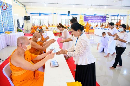 ภาพ No.78346:พิธีถวายสังฆทานแด่คณะสงฆ์ ๓๒๓ วัด พิธีมอบกองทุนหนุนแรงใจช่วยครูใต้และพิธีทำบุญอุทิศส่วนกุศลแด่ผู้วายชนม์ในเหตุการณ์ความไม่สงบ ๔ จังหวัดชายแดนภาคใต้  (ปัตตานี ยะลา นราธิวาส สงขลา) ปีที่ ๑๙ ครั้งที่ ๑๖๑ พิธีมอบกองทุนหนุนแรงใจช่วยครูใต้ (ปีที่ ๑๖ ครั้งที่ ๑