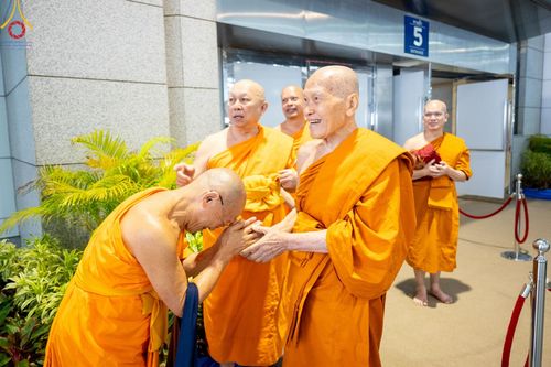ภาพ No.207475:พิธีตักบาตร และปฏิบัติธรรมช่วงสาย ในวันมาฆบูชา วันพุธที่ 12 กุมภาพันธ์ พ.ศ. 2568 ณ วัดพระธรรมกาย จังหวัดปทุมธานี
