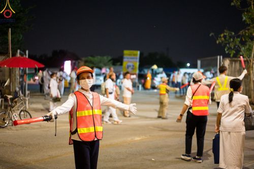 ภาพ No.117193:V.16 เป็นทีม การเตรียมงาน เก็บงาน การรับบุญของเจ้าหน้าที่หน่วยงานต่างๆ เพื่อโครงการธรรมยาตรา กตัญญูบูชามหาปูชนียาจารย์ พระมงคลเทพมุนี (สด จนฺทสโร) พระผู้ปราบมาร อนุสรณ์สถาน 7 แห่ง ปีที่ 12 ระหว่างวันที่ 2 - 31 มกราคม พ.ศ. 2567