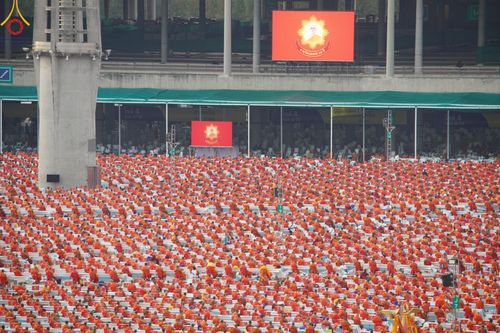 ภาพ No.221802:วันอังคารที่ 22 เมษายน พ.ศ. 2568 ภาพพิธีถวายมหาสังฆทานคณะสงฆ์ 40,000 กว่าวัดทั่วประเทศ เนื่องในวันคุ้มครองโลก ชุดที่ 2 (ปลื้มให้สมการรอคอย) ณ ลานธรรมพระมหาธรรมกายเจดีย์ วัดพระธรรมกาย