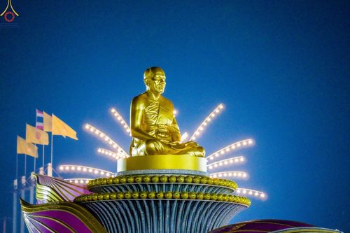 ภาพ No.71963:พิธีตักบาตรพระธรรมยาตราฯ ในโครงการธรรมยาตรากตัญญูบูชา มหาปูชนียาจารย์ พระมงคลเทพมุนี(สด จนฺทสโร) พระผู้ปราบมาร ปีที่ 11 ณ อนุสรณ์สถานลำดับที่ 3 สถานที่เกิดใหม่ในเพศสมณะ วัดสองพี่น้อง อ.สองพี่น้อง จ.สุพรรณบุรี วันที่ 18 มกราคม พ.ศ. 2566