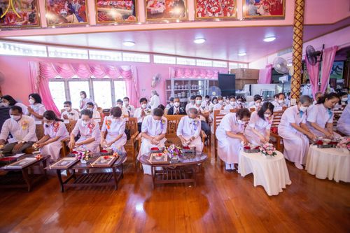 ภาพ No.73681:พิธีเจริญพระพุทธมนต์ ปฏิบัติธรรม มอบทุนการศึกษา ถวายสังฆทาน 106 วัด เพื่อถวายเป็นพุทธบูชา และขับเคลื่อนโครงการหมู่บ้านรักษาศีล 5  โดยคณะสงฆ์จังหวัดนนทบุรี คณะศิษยานุศิษย์วัดพระธรรมกาย โครงการธรรมยาตราฯ ปีที่ 11 ณ วัดตะเคียน อ.บางกรวย จ.นนทบุรี วันที่ 21 