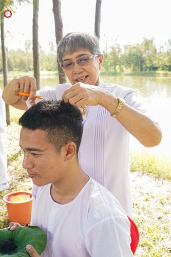 ภาพ No.65110:พิธีปลงผมนาคธรรมทายาท โครงการอุปสมบทบูชาธรรม มหาปูชนียาจารย์ประจำปี 2565 วันที่ 17 พฤศจิกายน พ.ศ. 2565 ณ ศูนย์ปฏิบัติธรรมลำปาง