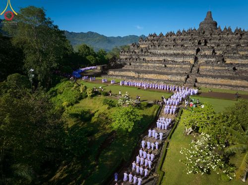 ภาพ No.68166:พิธีเวียนประทักษิณ และวันทาพระมหาเจดีย์บรมพุทโธ ของนาคธรรมทายาท ประเทศอินโดนีเซีย วันที่ 17 ธันวาคม พ.ศ. 2565