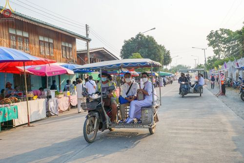 ภาพ No.71837:พิธีจุดประทีปถวายเป็นพุทธบูชา และบูชาธรรมมหาปูชนียาจารย์ ในโครงการธรรมยาตรากตัญญูบูชา มหาปูชนียาจารย์ พระมงคลเทพมุนี(สด จนฺทสโร) พระผู้ปราบมาร ปีที่ 11 ณ อนุสรณ์สถานลำดับที่ 3 สถานที่เกิดใหม่ในเพศสมณะ วัดสองพี่น้อง อ.สองพี่น้อง จ.สุพรรณบุรี วันที่ 17 มกร